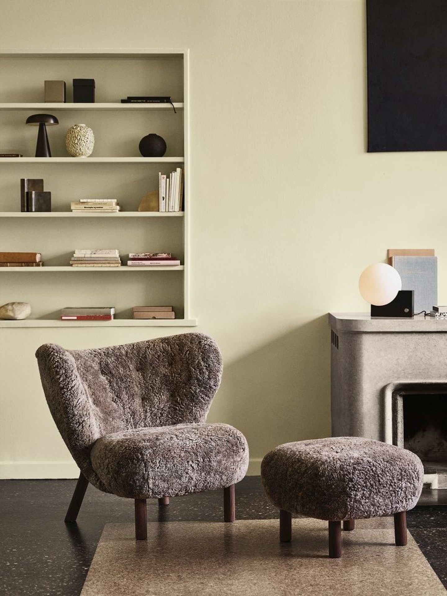 AndTradition Como SC53 Akkuleuchte als Tischleuchte auf einem Kaminsims in einem Wohnzimmer.