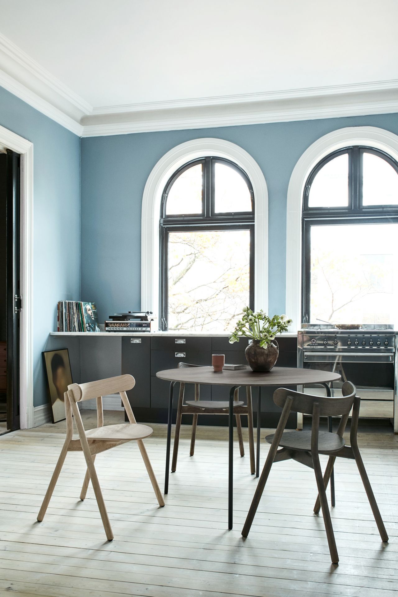Esszimmer mit Oaki Stuhl aus Eiche Northern und passendem Esstisch. Skandinavisches Design.