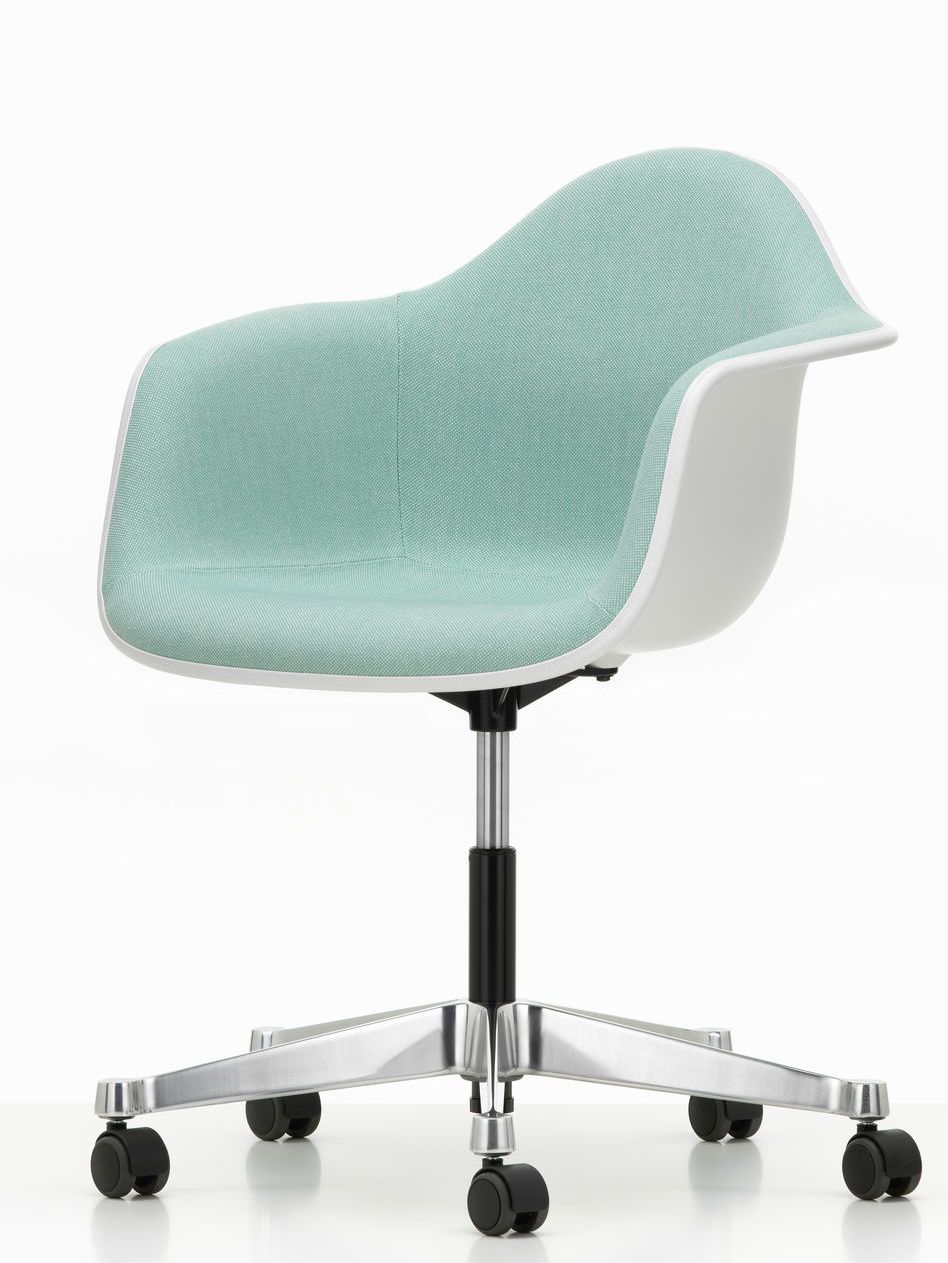 Eames Plastic Arm Chair PACC von Vitra, vollgepolstert in Mintgrün, mit Rollen und Drehfunktion.