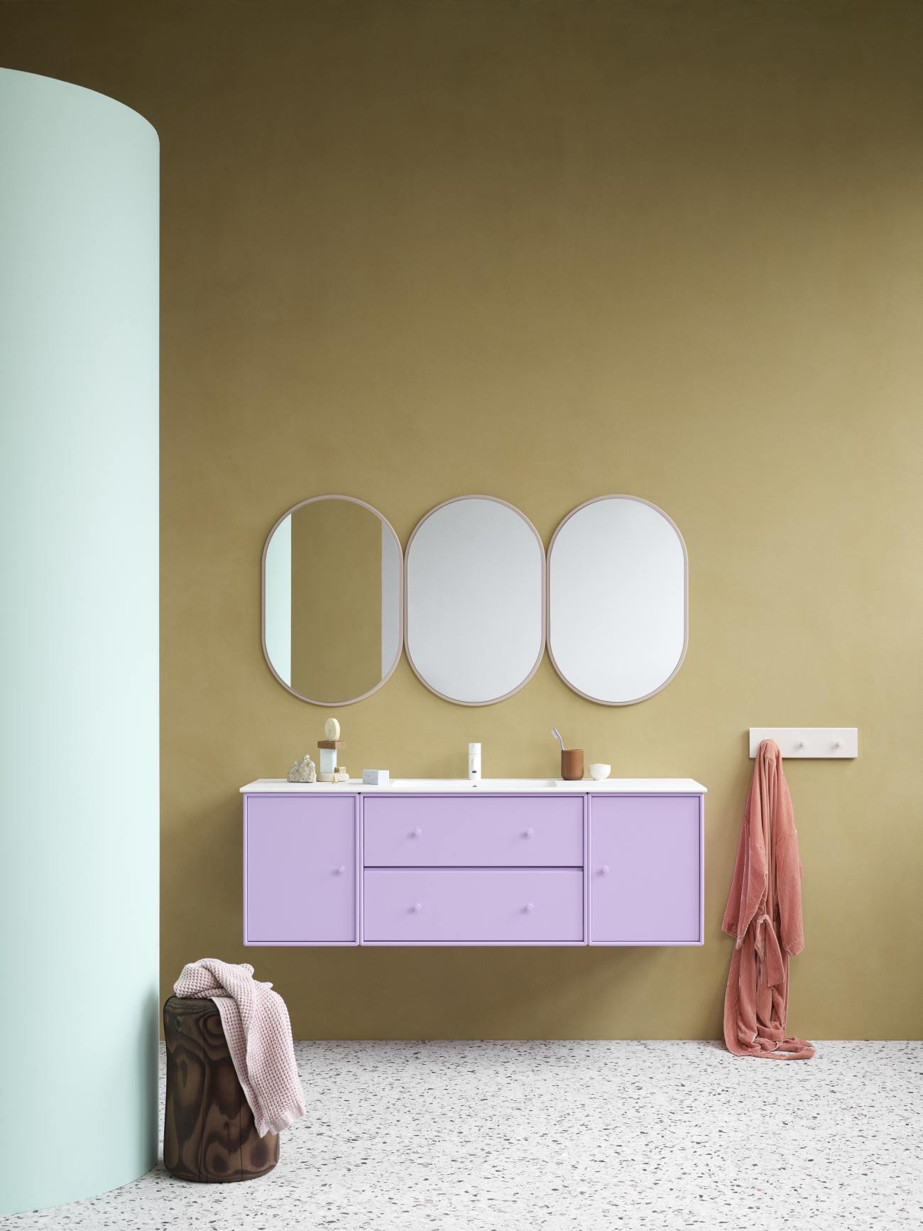 Badezimmer mit lilafarbenem Waschtisch und drei ovalen Spiegeln, Colour Frame Mirror Look.
