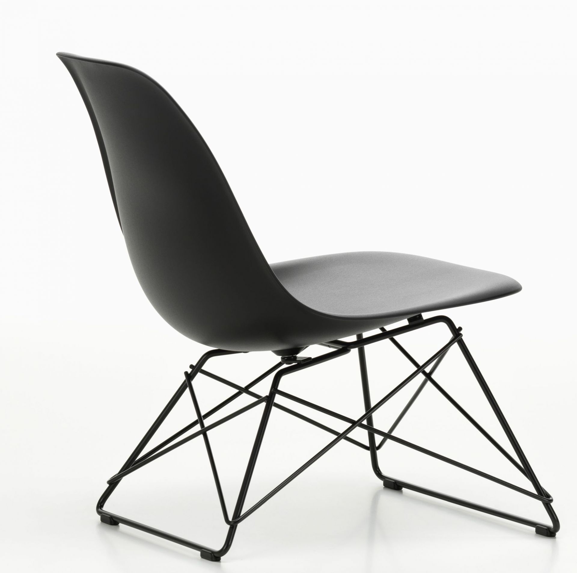 Schwarzer Eames Plastic Side Chair LSR Stuhl von Vitra mit verchromtem Drahtgestell vor weißem Hintergrund.