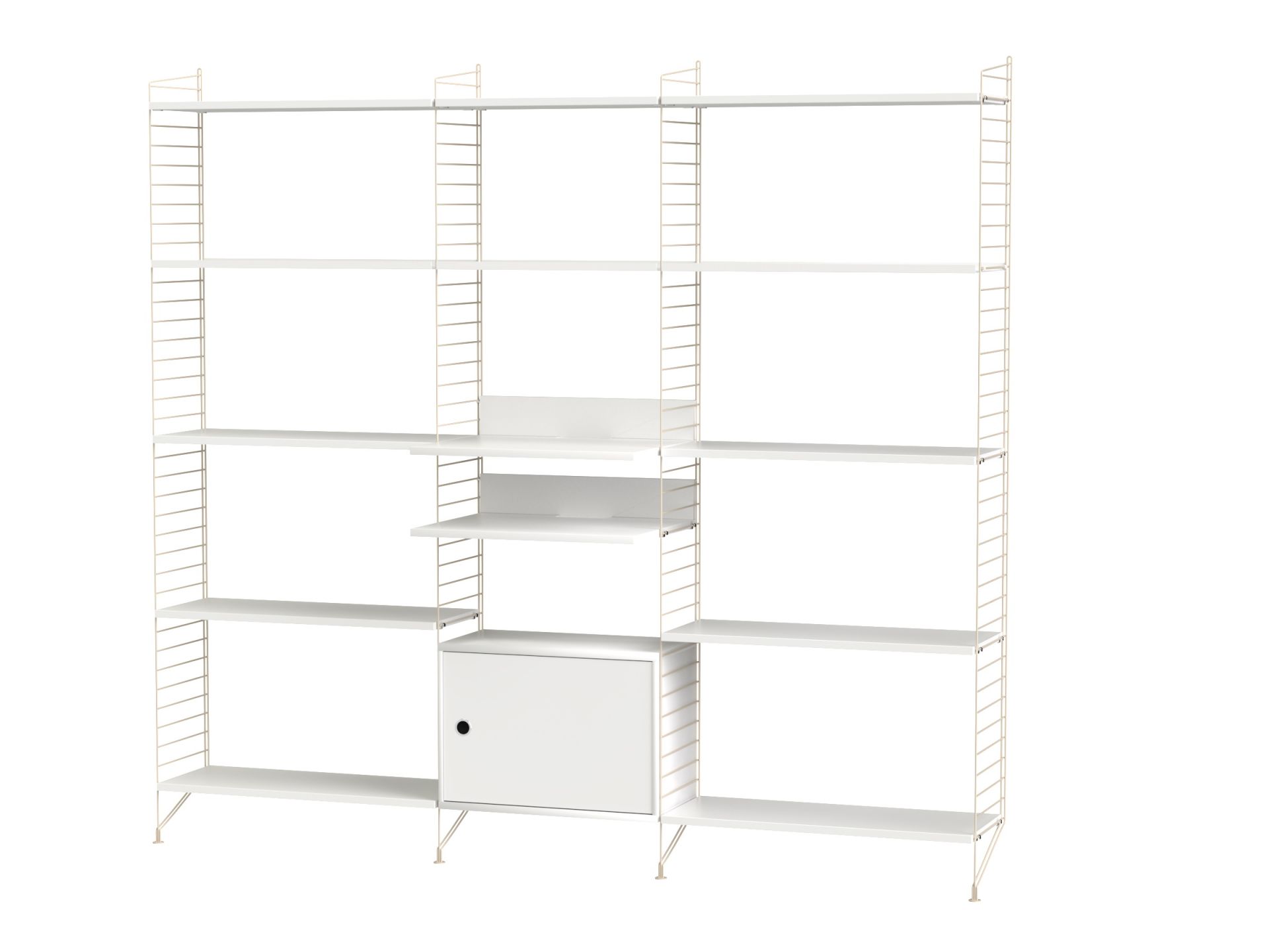 Weißes String Regalsystem mit Regalböden und Schrankelement an beigen Metallleitern für Wohnzimmer.