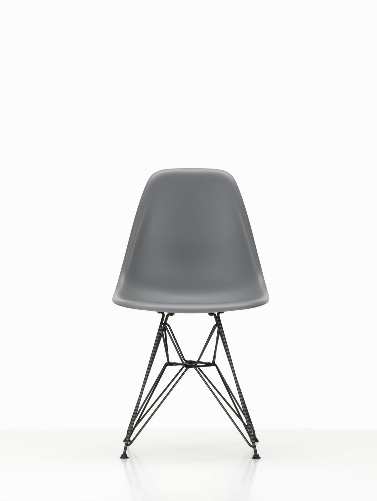 Grauer Eames Plastic Side Chair DSR Stuhl mit schwarzem Chromgestell, moderner Designklassiker von Vitra.