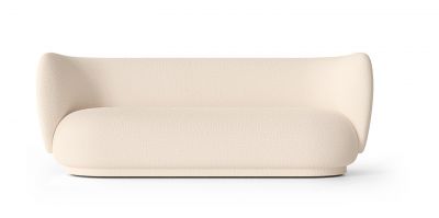 Frontansicht des Rico Sofas, ein 3-Sitzer mit Bouclé-Bezug von Ferm Living in Creme.