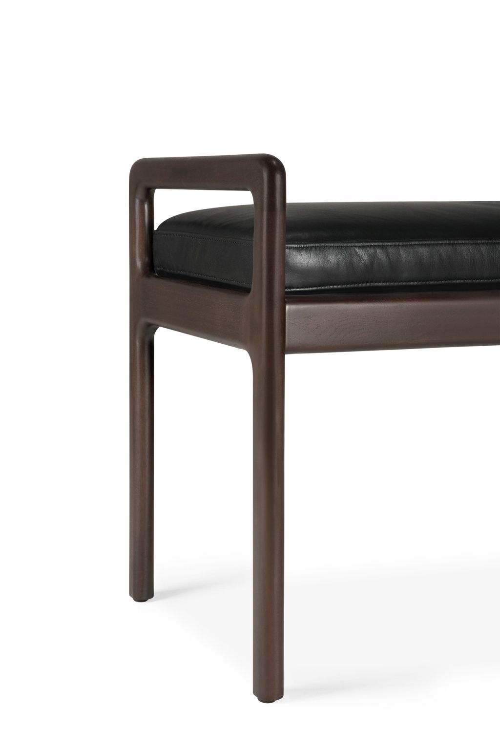 Jack Bench Bank von Ethnicraft mit schwarzem Lederpolster und dunklem Holzgestell.