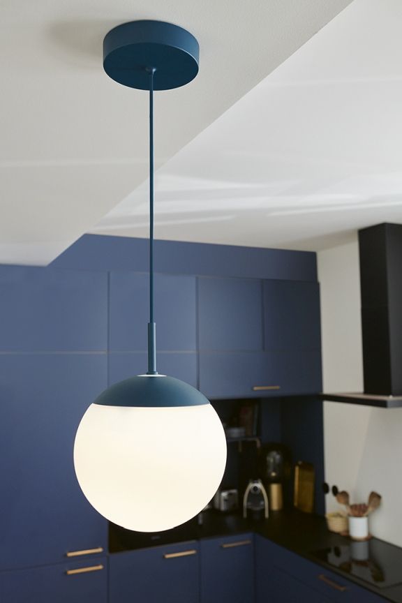 Mooon Pendelleuchte von Fermob, blaue Hängelampe mit runder, weißer Glaskugel, moderne Innenbeleuchtung für Küche.