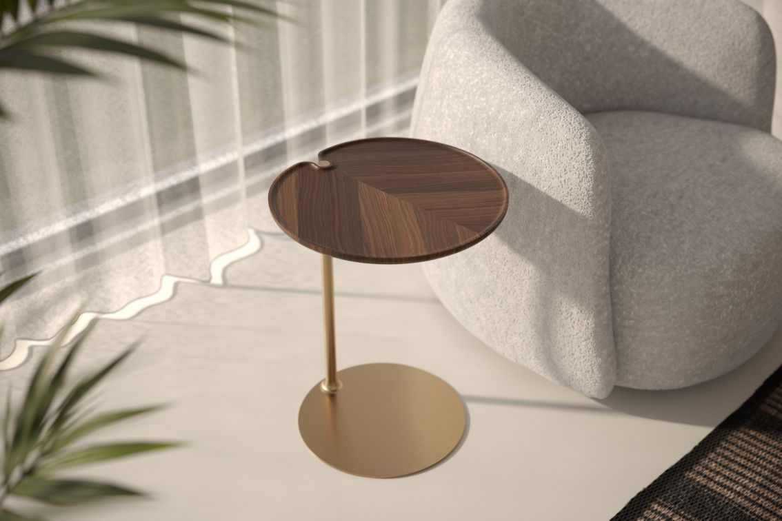 Nahaufnahme des Leaf 1 Side Table Beistelltisch von PER/USE mit Holzplatte und goldenem Fuß.
