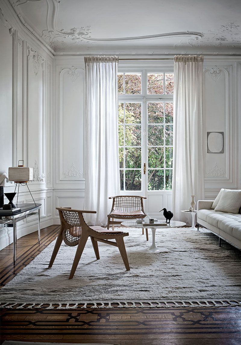 Innenaufnahme mit zwei Klismos Lounge Sesseln von Knoll International.