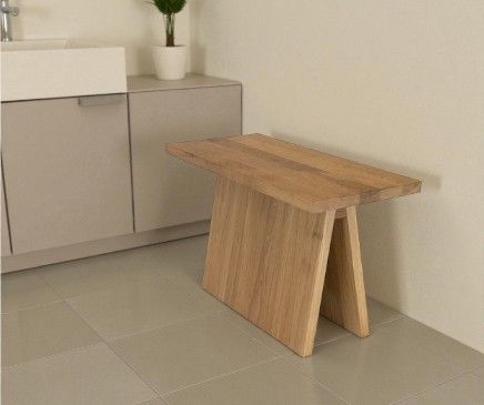 E15 Bank EK03 aus geöltem Eichenholz im Badezimmer, moderne Holzbank für Badmöbel.