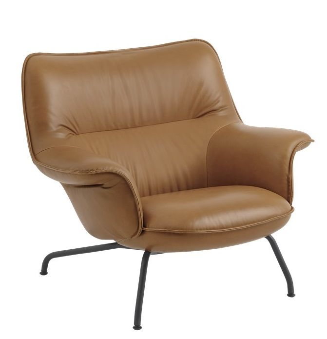 Muuto Doze Lounge Chair Low Sessel in braunem Leder mit schwarzem Metallgestell, seitliche Ansicht.