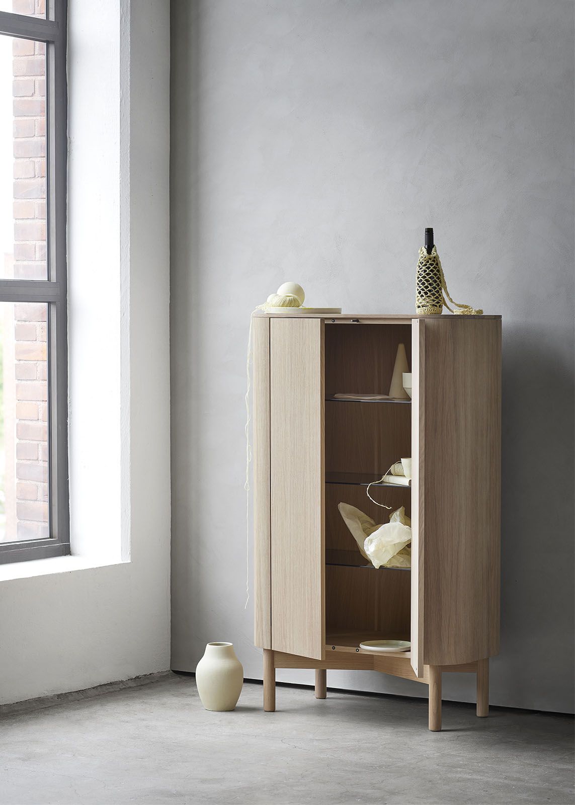 Bild eines Loud Schrankes aus geräucherter Eiche von Northern, modernes Design mit Glastüren und Regalen.