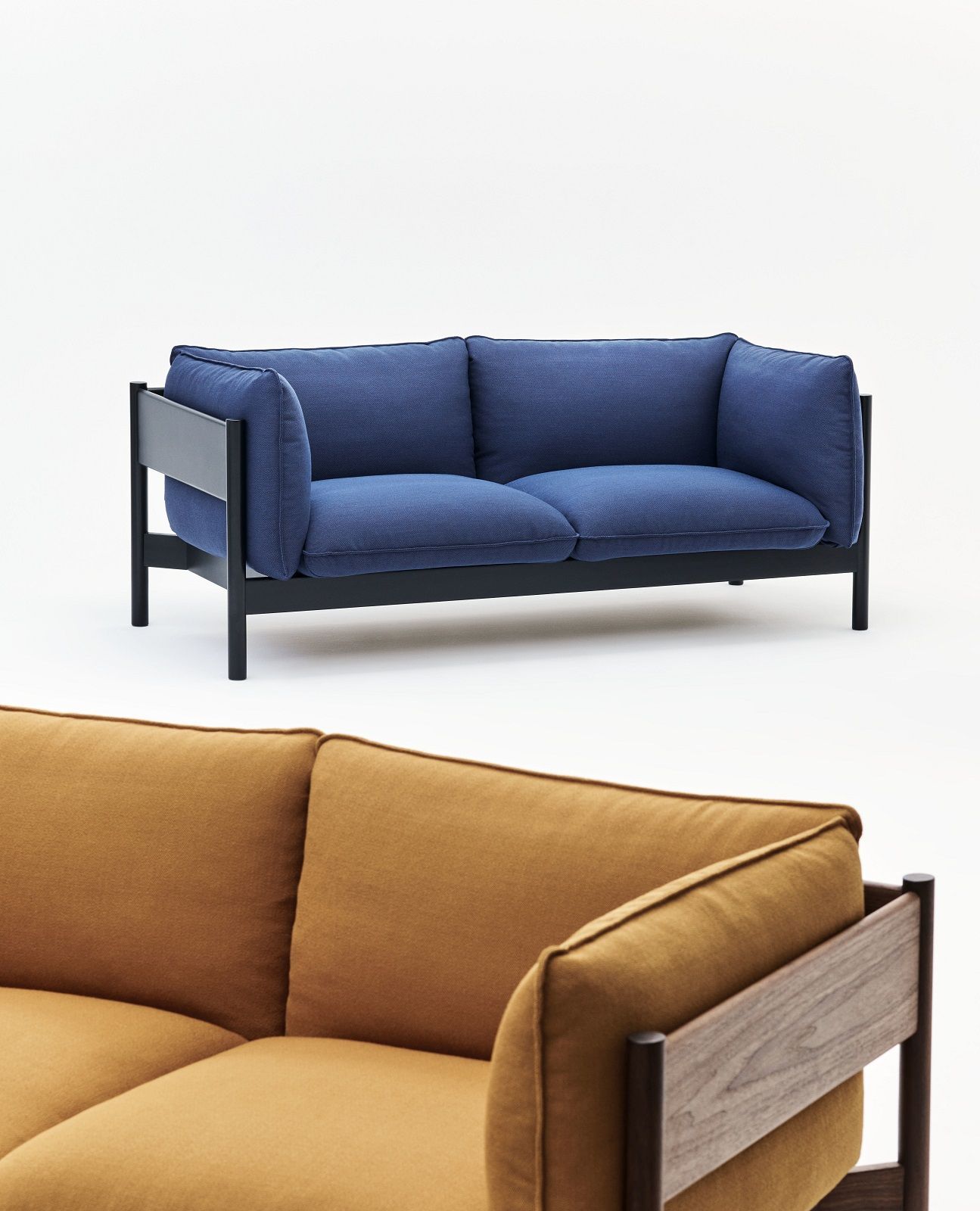 Arbour Eco Sofa 2-Sitzer von Hay in Blau und Senfgelb, modernes Design für Wohnzimmer.