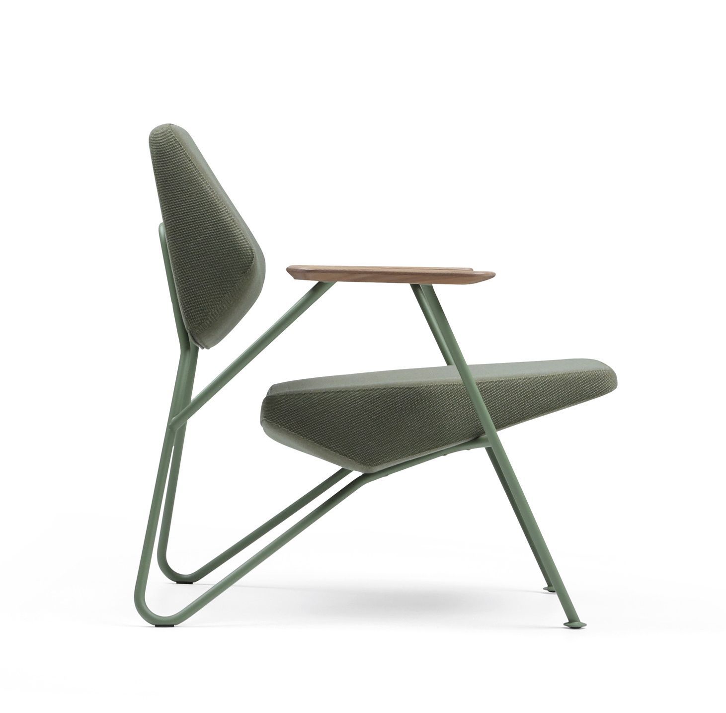 Polygon Sessel von Prostoria, Indoor & Outdoor geeignet, mit grünen Stoffbezug und Holzarmlehne, Seitenansicht.