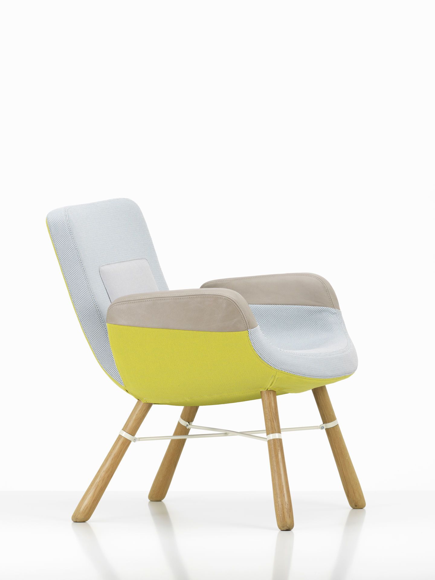 Vitra East River Chair Sessel mit gelbem Stoff, hellgrauem Bezug und Holzbeinen.