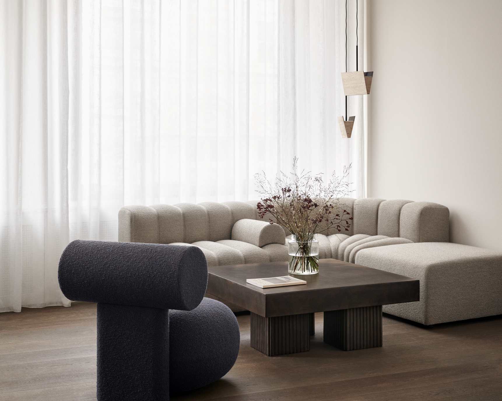 Innenaufnahme: NORR11 Hippo Lounge Chair Sessel in Anthrazit, vollgepolstert, mit Sofa und Couchtisch.
