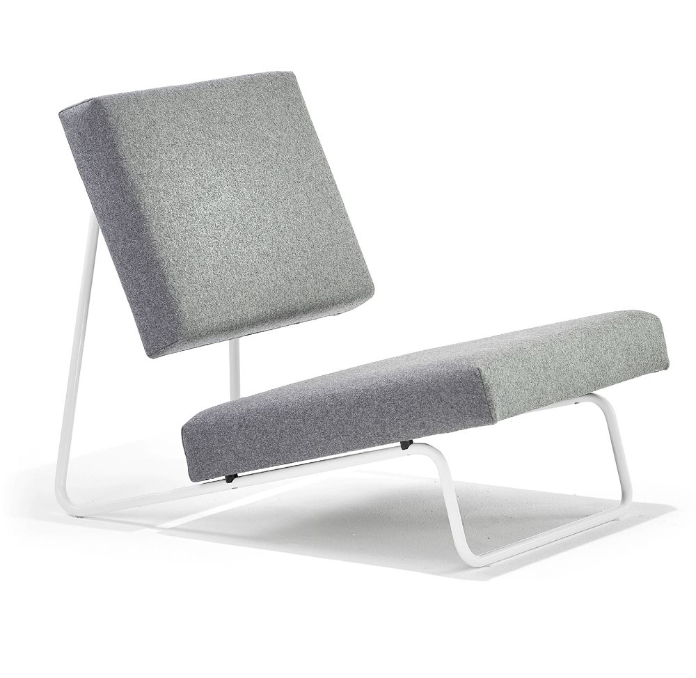 Hirche Sessel von Richard Lampert: Moderner Lounge Chair mit grauem Stoffbezug und weißem Metallgestell.