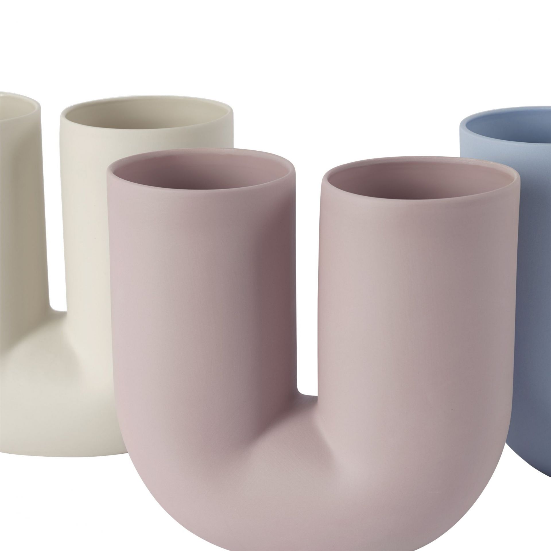 Nahaufnahme der Muuto Kink Vase in Sand, moderne Designervase mit zwei Öffnungen für Blumen.