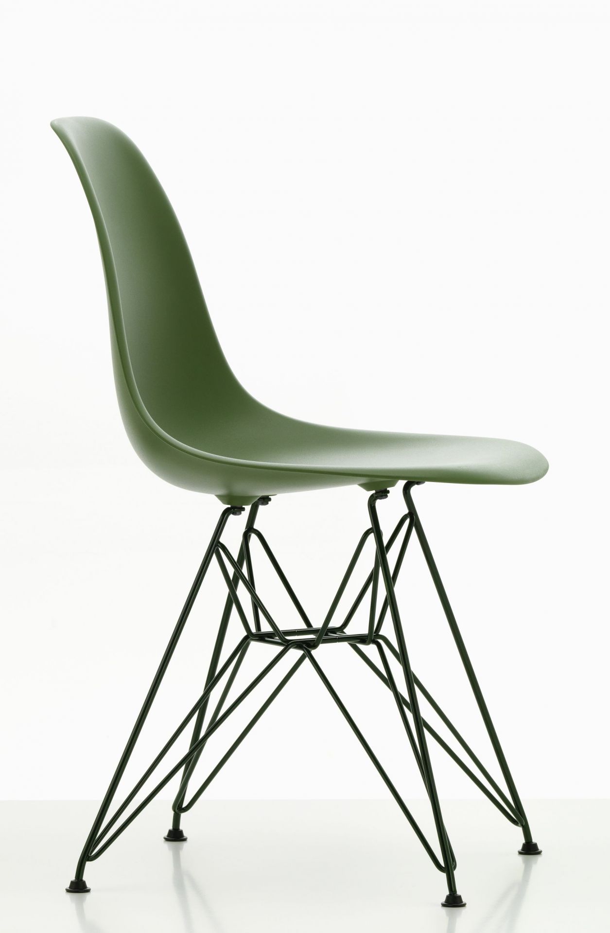 Grüner Eames Plastic Side Chair DSR von Vitra mit verchromtem Eiffelgestell, Seitenansicht. Designklassiker.
