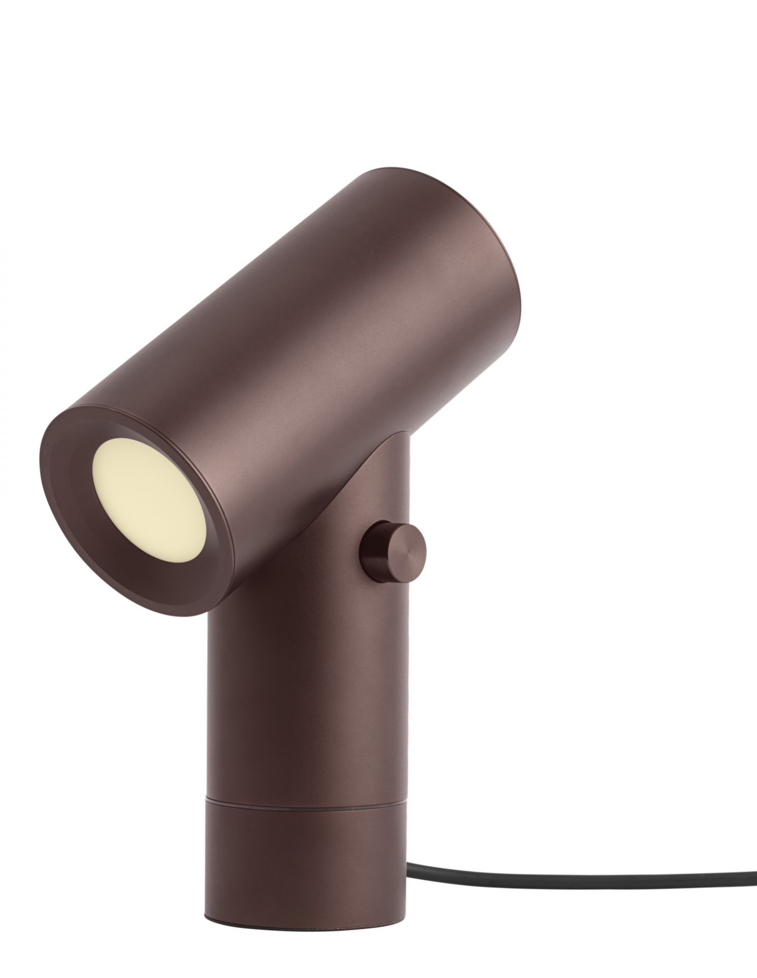 Nahaufnahme der modernen Muuto Beam Tischleuchte aus Aluminium in Braun, Licht eingeschaltet.
