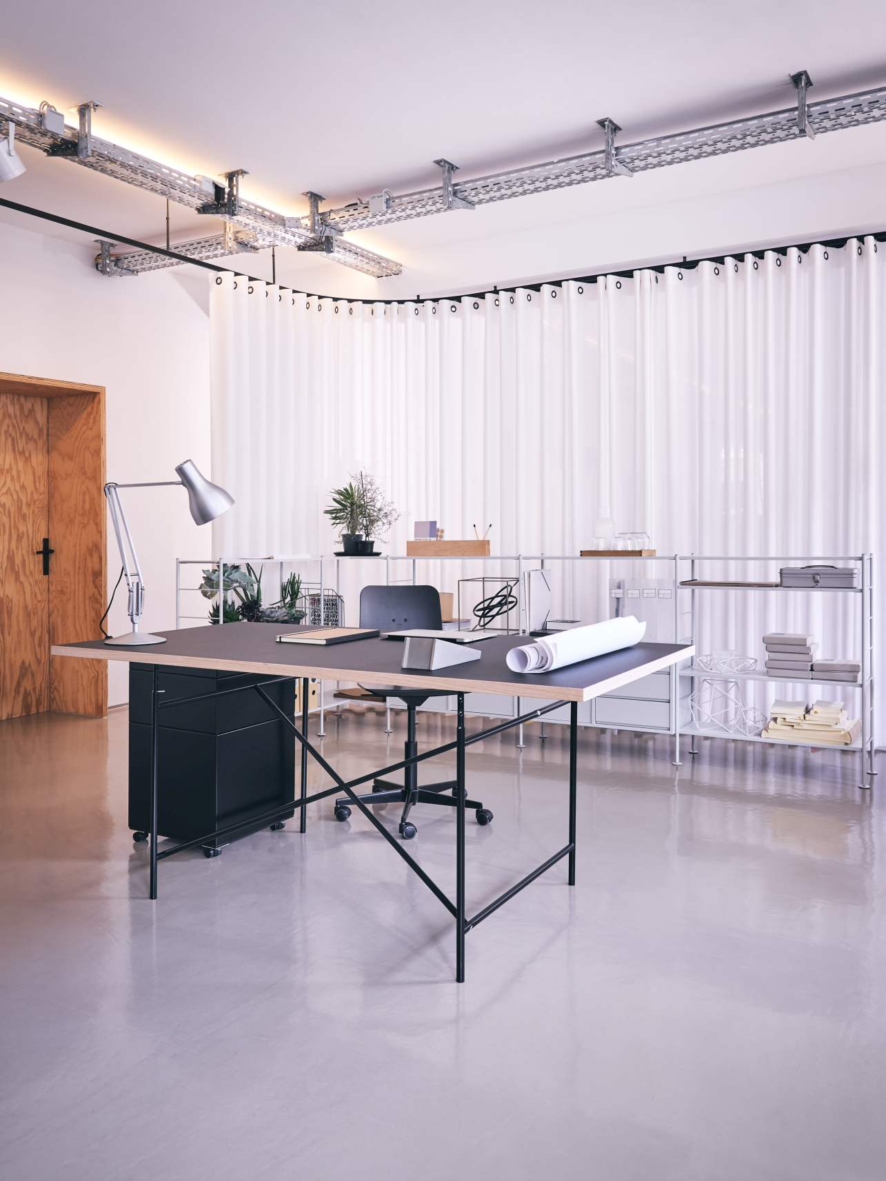Eiermann Tisch mit schwarzem Gestell und Container in modernem Büro, Richard Lampert Designmöbel.