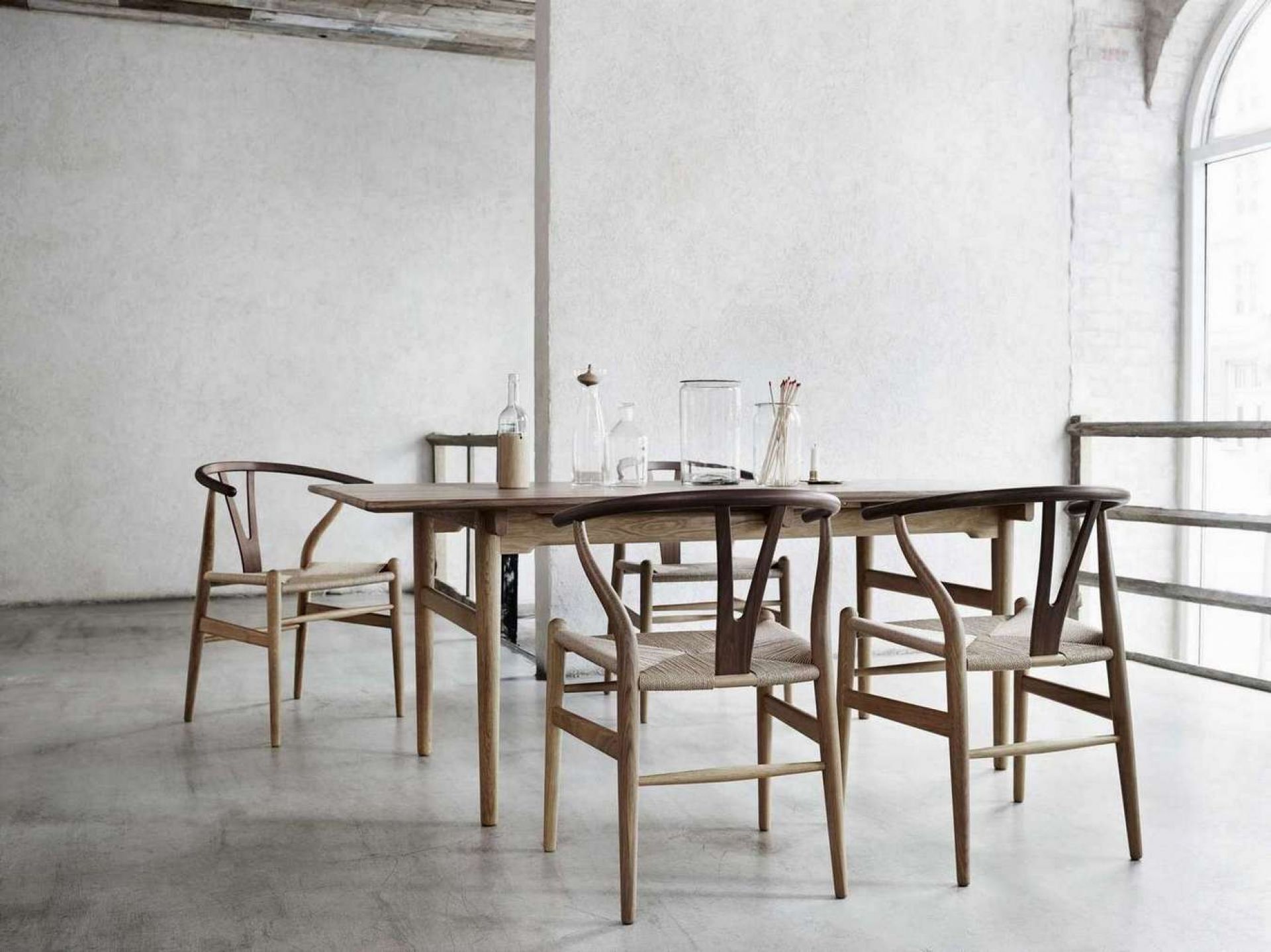 CH327 Tisch von Carl Hansen & Søn mit Holzstühlen in minimalistischem Esszimmer.