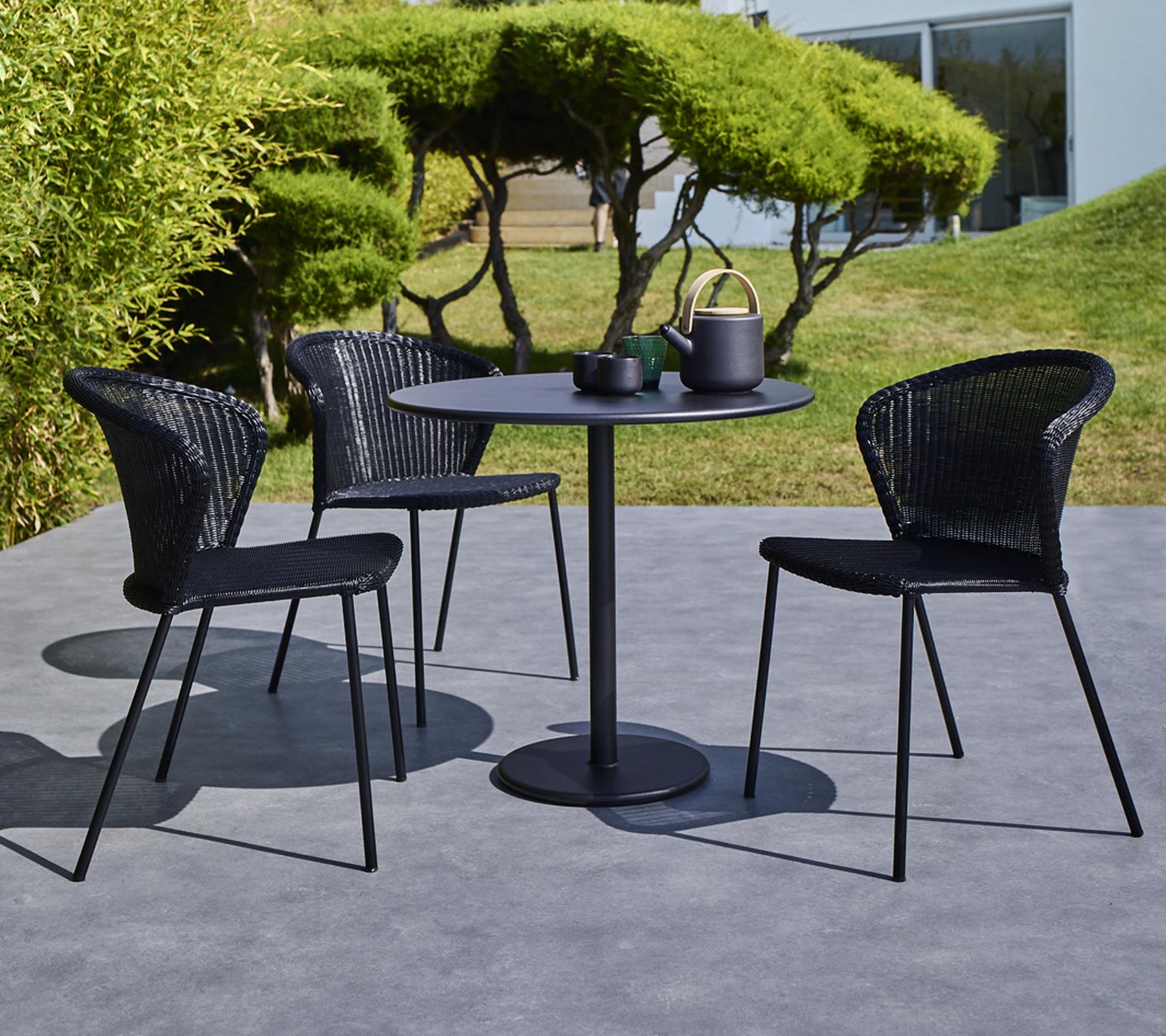 Schwarzer Lean Stuhl mit grauem Kissen von Cane-Line, Gartenmöbel aus Rattan, Outdoor-Stuhl.
