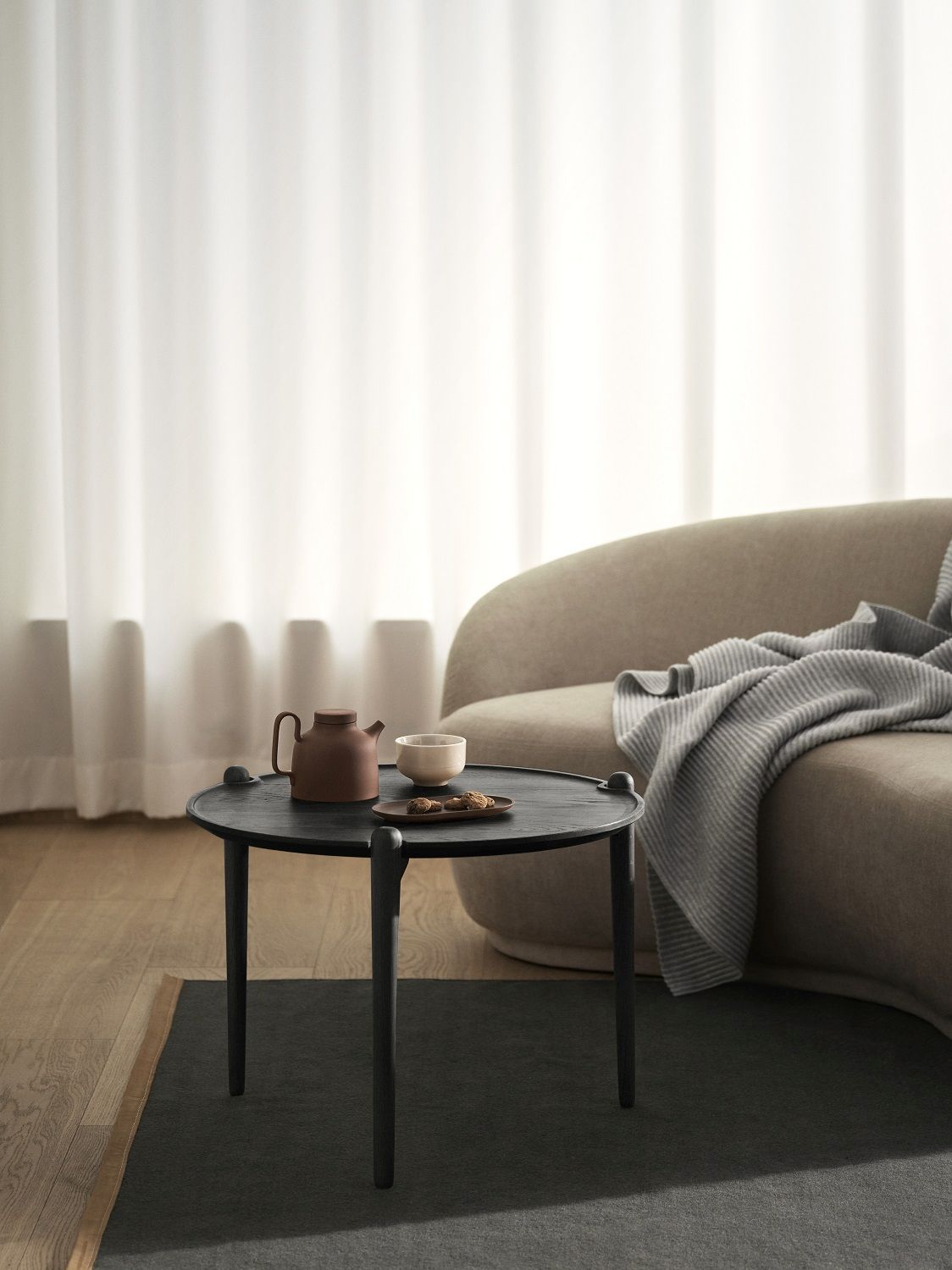 Aria Table Beistelltisch von Design House Stockholm mit Teekanne und Gebäck im Wohnzimmer.