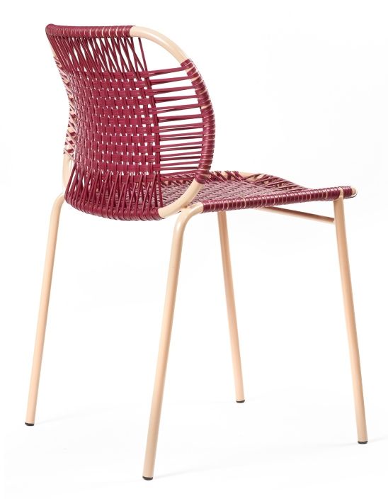 Cielo Stacking Chair: Stapelbarer Outdoor Stuhl in Rot-Pink mit geflochtener Sitzfläche und Rückenlehne.