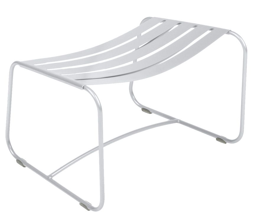 Silberner Surprising Fußhocker von Fermob für den Außenbereich, modernes Design mit gebogenen Metallstreben.