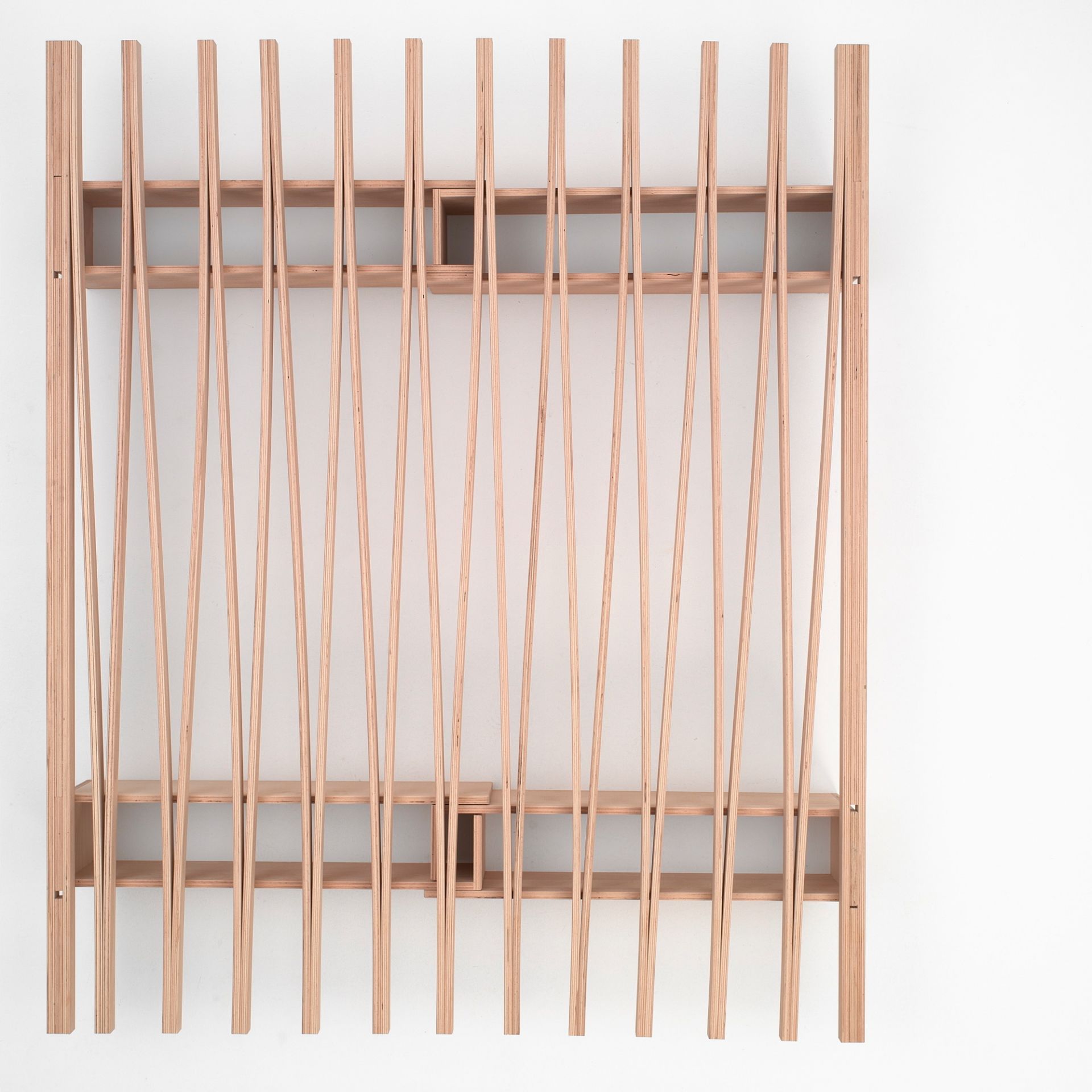 Detailansicht des Tojo V Bett 90/180 aus hellem Holz mit Lattenstruktur vor weißem Hintergrund.