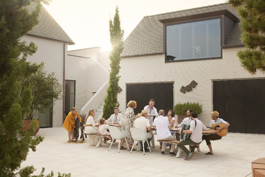 Panigiri Combo: combinatie van tafel en bank voor buiten, Extremis