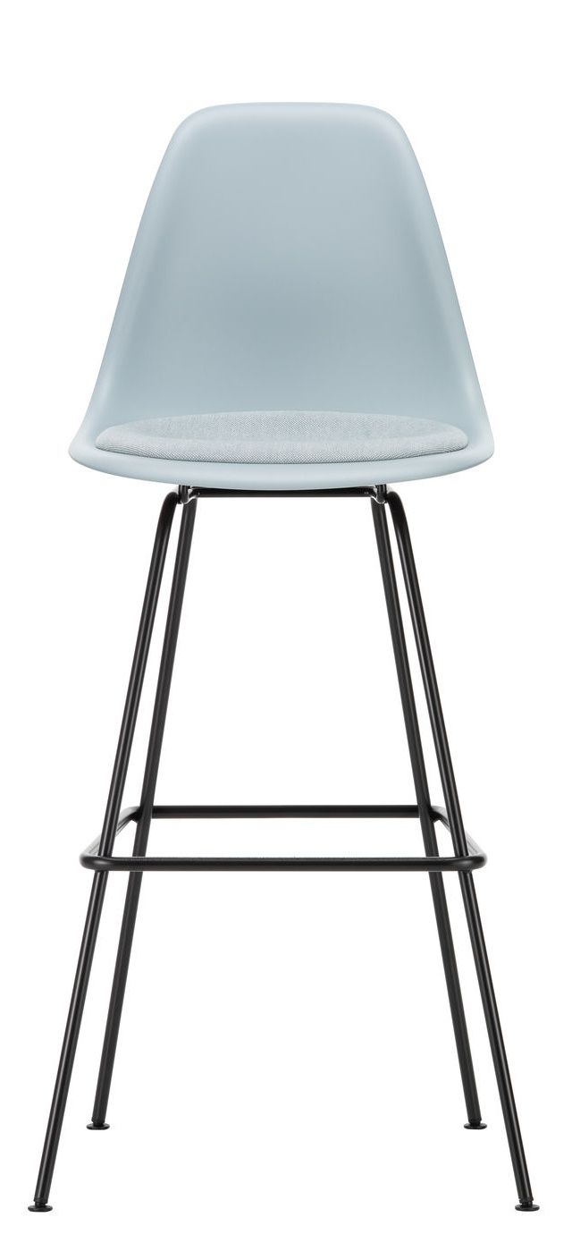 Eames Plastic Bar Stool von Vitra, hellblauer Barhocker mit Sitzpolster und schwarzem Metallgestell.