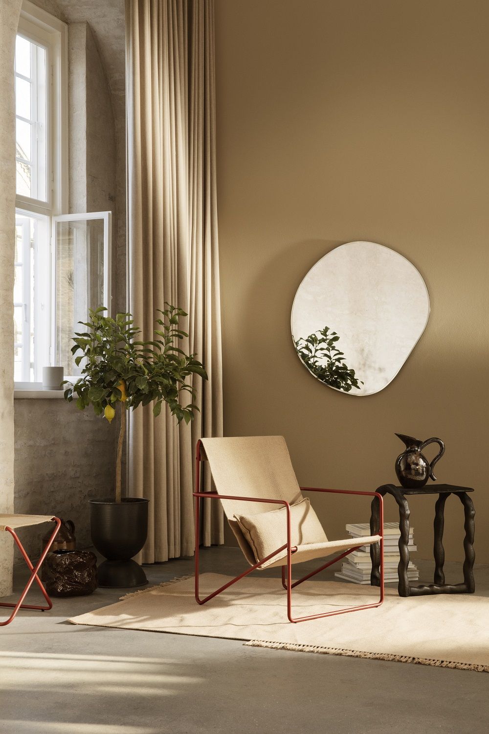 Innenaufnahme mit Zitronebaum im Hourglass Pot (klein) von Ferm Living, Stuhl und Spiegel.