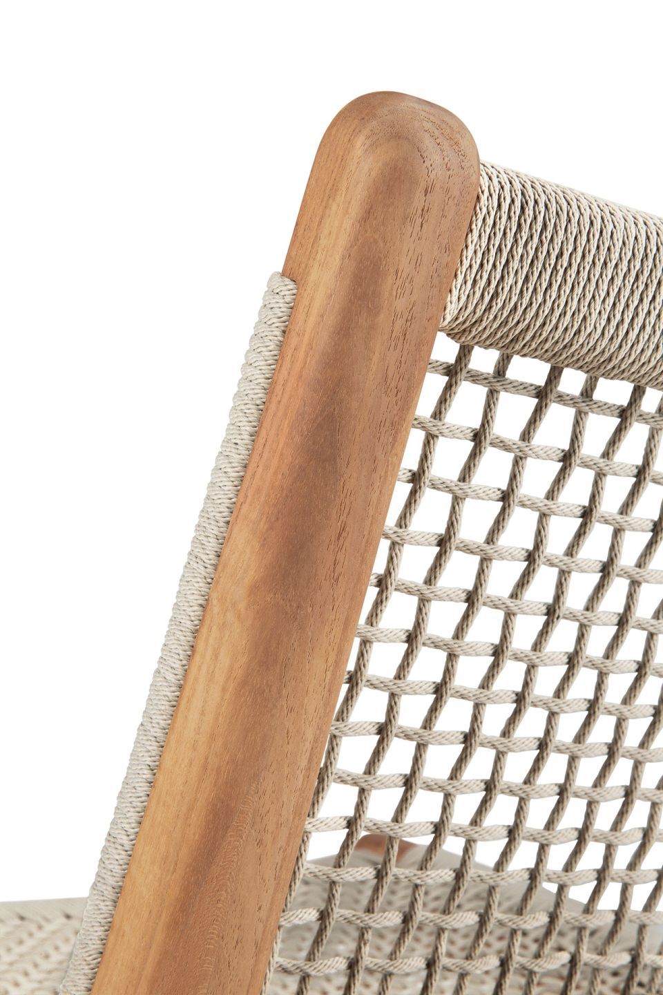 Detailaufnahme des Jack Outdoor Loungesessels von Ethnicraft: Teakholzrahmen mit geflochtener Kordel in Beige.