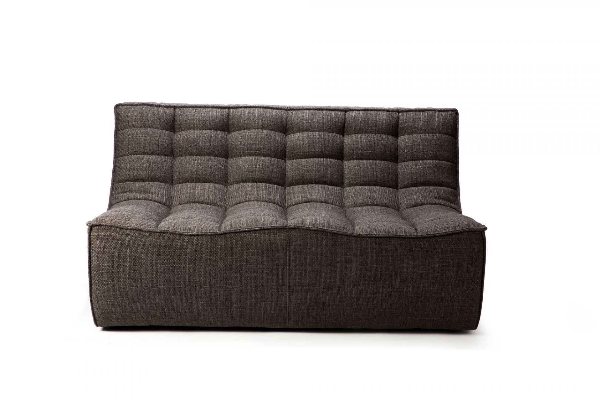 N701 Sofa 2-Sitzer dunkelgrau von Ethnicraft: Modernes, dunkelgraues Sofa mit quadratischer Steppung für Wohnzimmer.