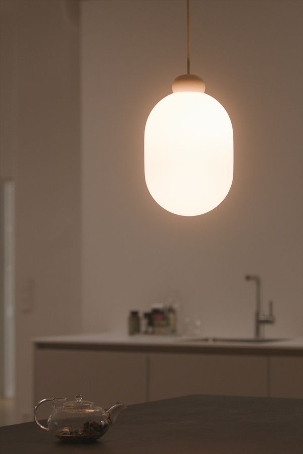 Nahaufnahme der Sun Pendelleuchte in Grau, moderne Hängelampe für Wohnzimmer und Küche.