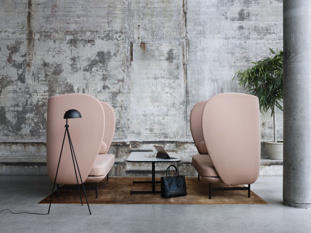 Fritz Hansen Plenum Sofa JH1002 in Rosa, modernes 2-Sitzer Akustiksofa für Büro und Wohnbereich.