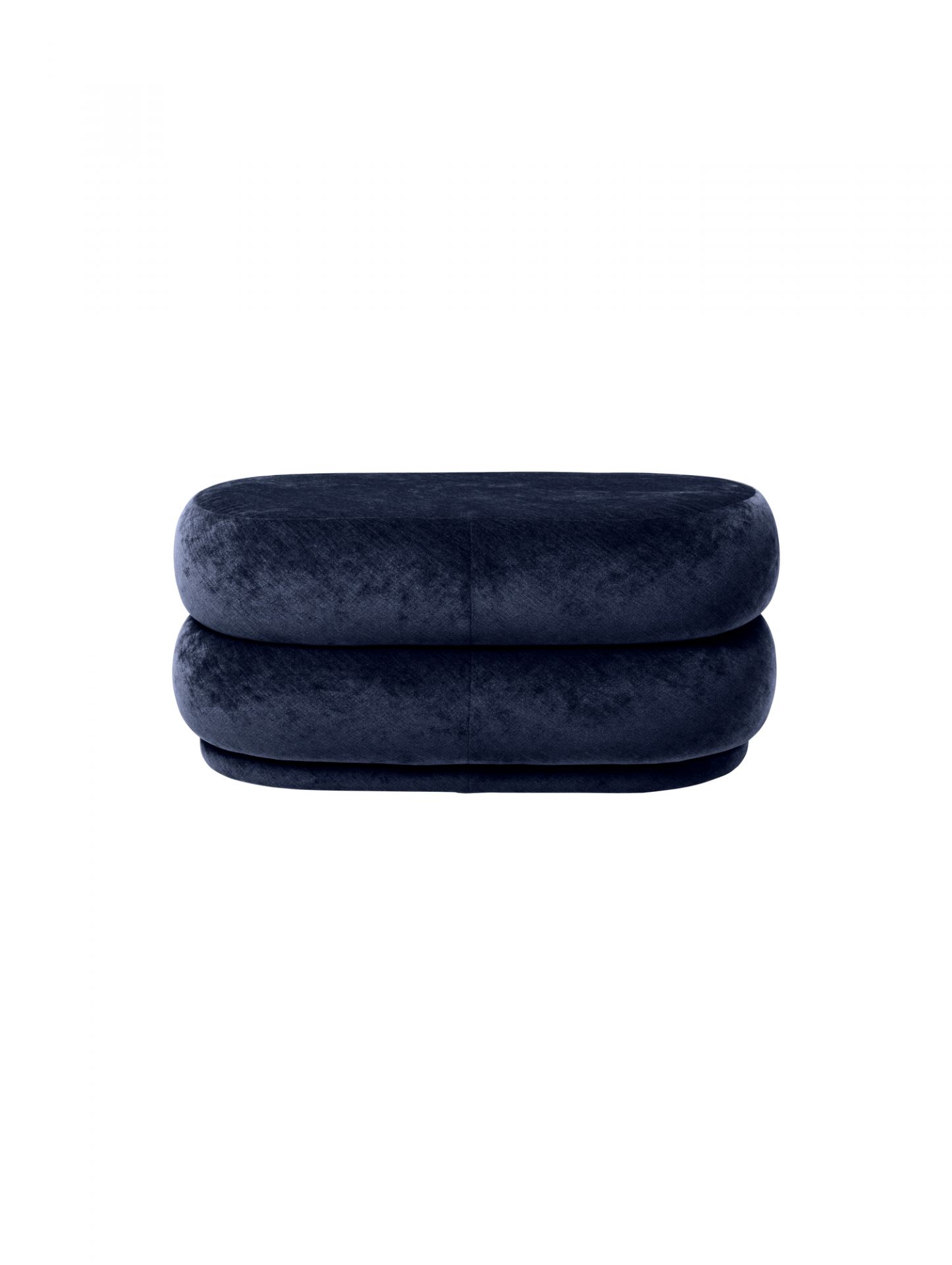 Ovaler Ferm Living Pouf Hocker aus blauem Samt, modernes Möbeldesign für Wohnzimmer.