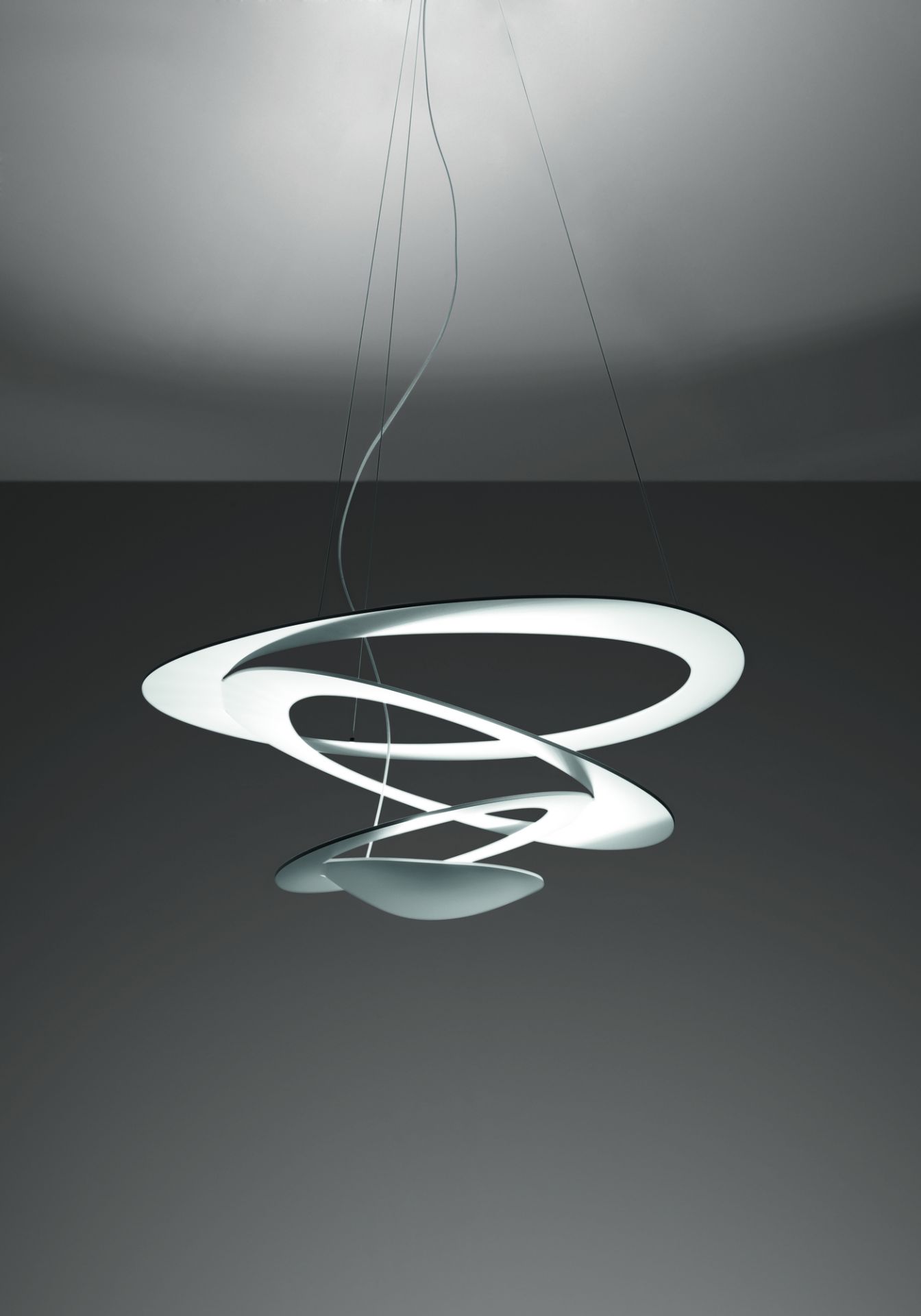 Weiße Artemide Pirce Mini Pendelleuchte: Modernes Design mit geschwungenen Formen und indirektem Licht.