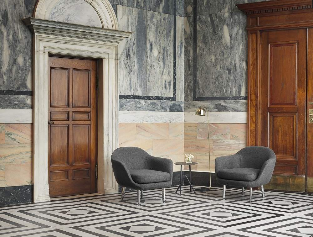 Zwei graue Sum Lounge Armchair Sessel von Normann Copenhagen in einem eleganten Interieur.