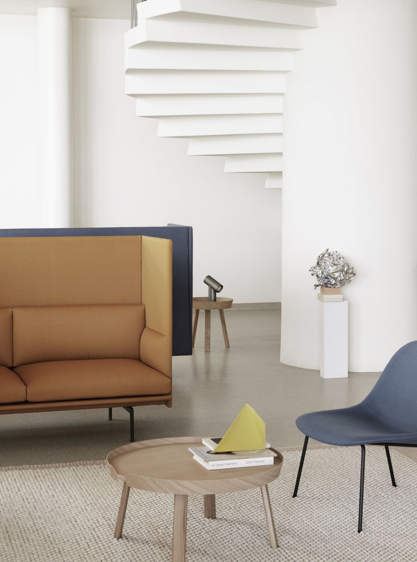 Beiger Pebble Rug Teppich von Muuto im modernen Wohnzimmer mit Sofa, Tisch und Stuhl.