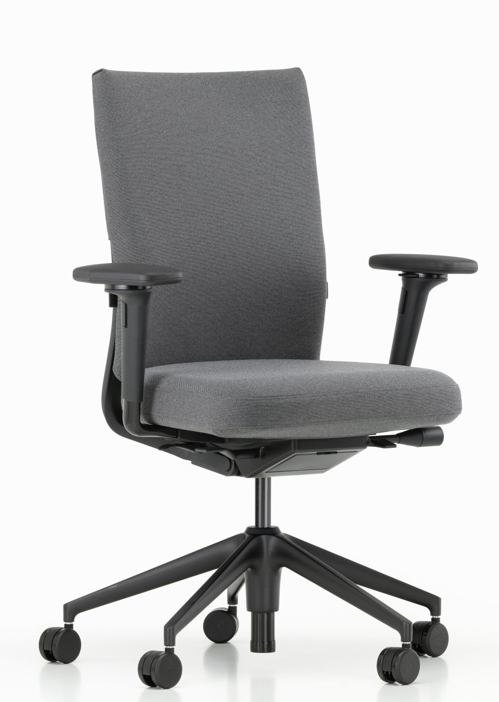 Grauer ID Chair Bürodrehstuhl von Vitra mit Armlehnen und schwarzem Fußkreuz auf weißem Hintergrund.
