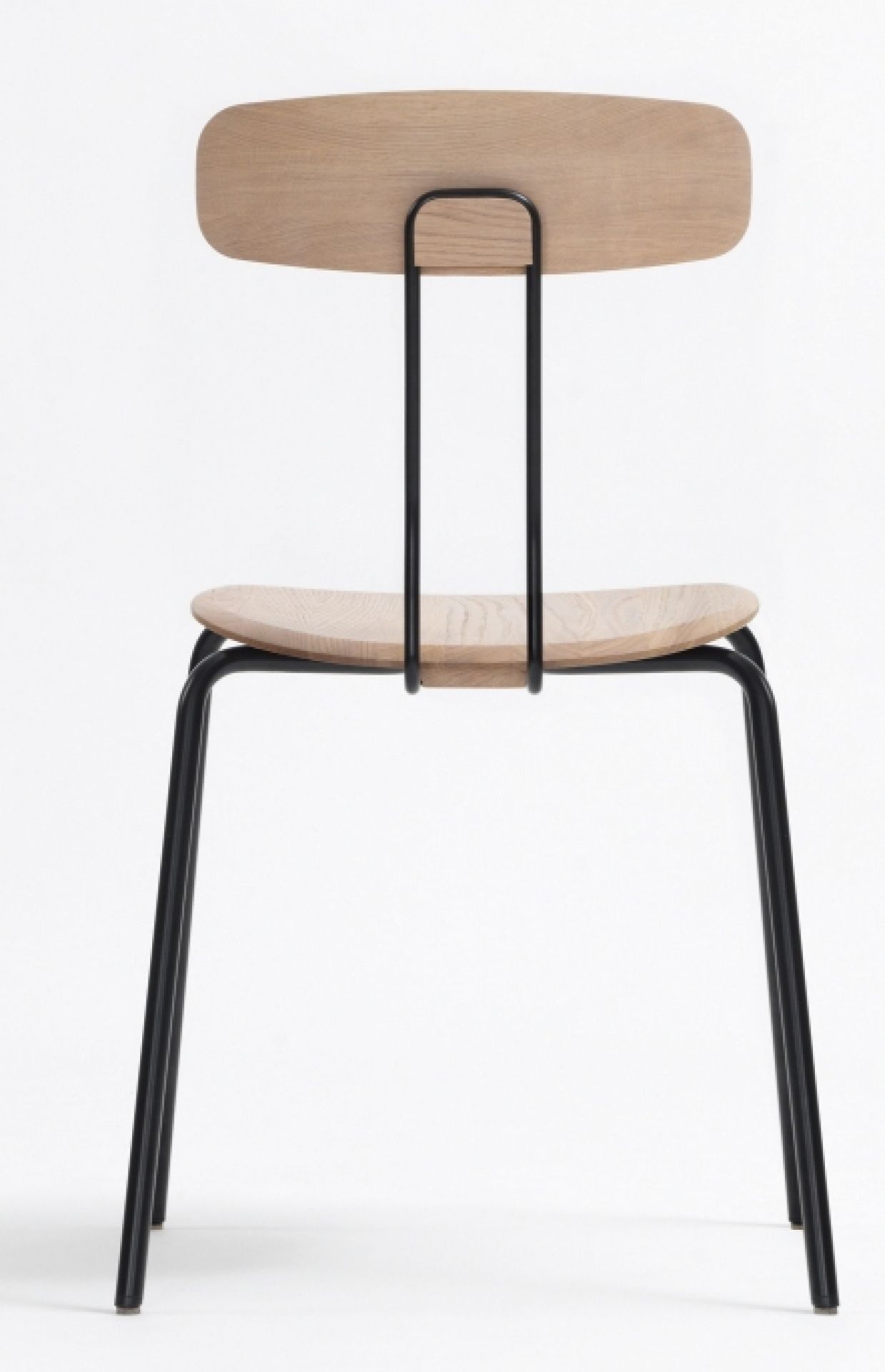 Okito Chair: Stuhl aus geölter Eiche mit schwarzem, pulverbeschichtetem Metallgestell.