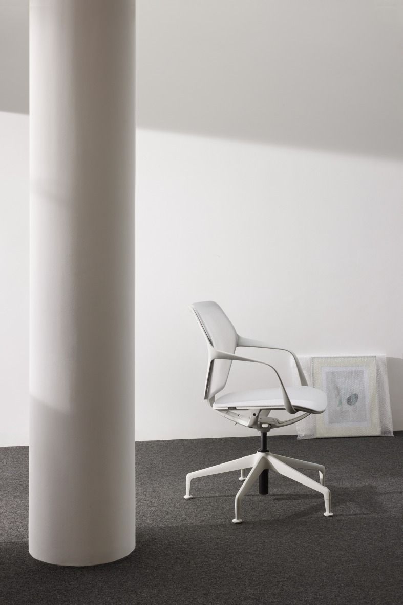 Ray Work 9220 Bürodrehstuhl von Brunner, weißer ergonomischer Bürostuhl mit Armlehnen und fünfbeinigen Fußkreuz für modernes Büro.