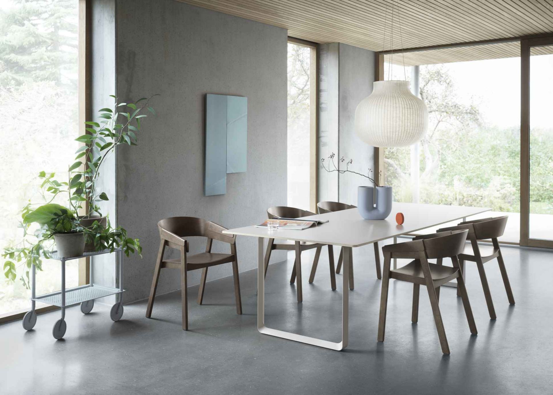 Heller Essbereich mit Muuto Flow Trolley Servierwagen, Esstisch, Holzstühlen und Zimmerpflanzen für modernes Wohnen.