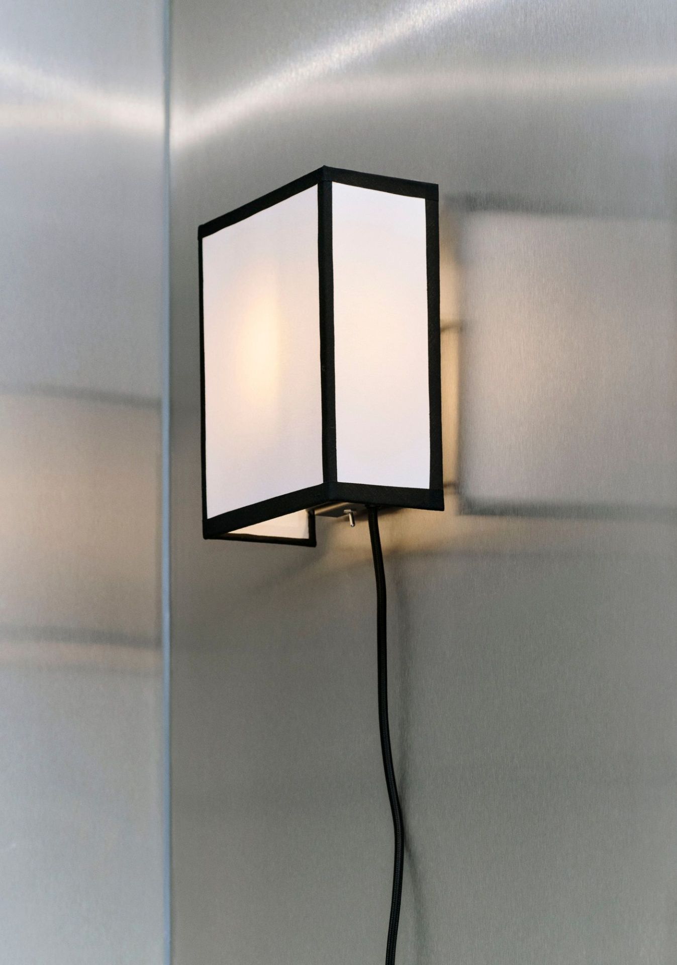 Ava Square Wall Lamp von Hay, moderne quadratische Wandleuchte mit schwarzem Rahmen und warmem Licht.