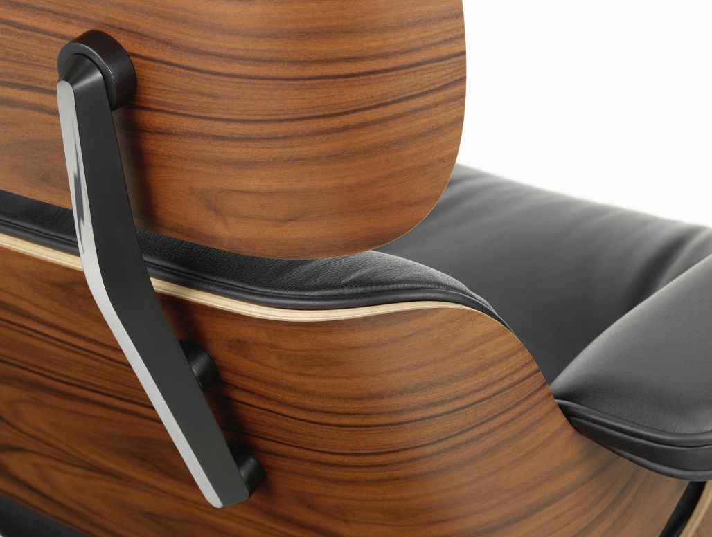 Detailaufnahme: Eames Lounge Chair Sessel mit Walnussholz und schwarzem Leder, Designklassiker von Vitra.