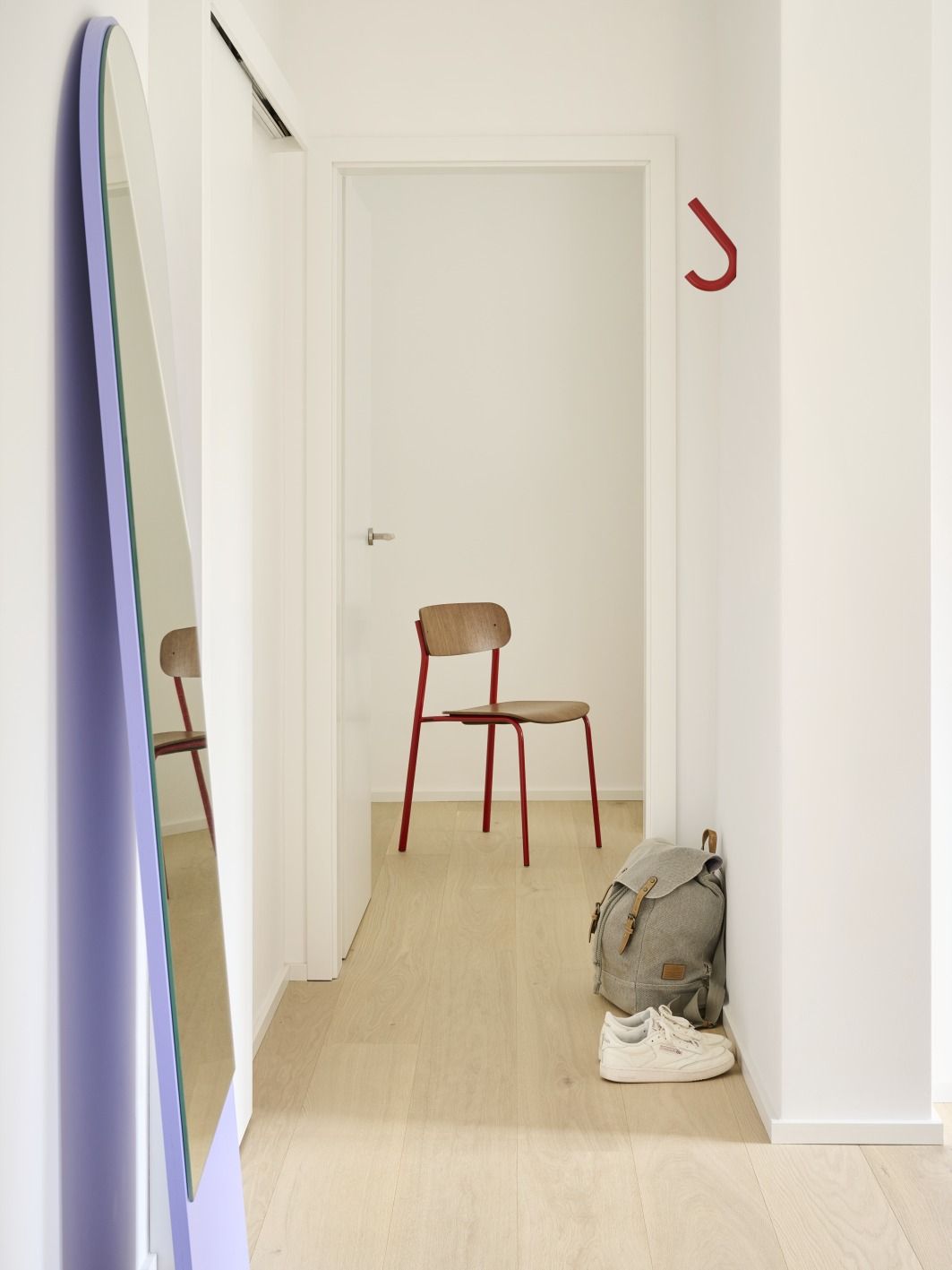 S 243 Stahlrohrstuhl in Olivgrün von Thonet, Einzelstück, im Flur mit Spiegel und Accessoires.