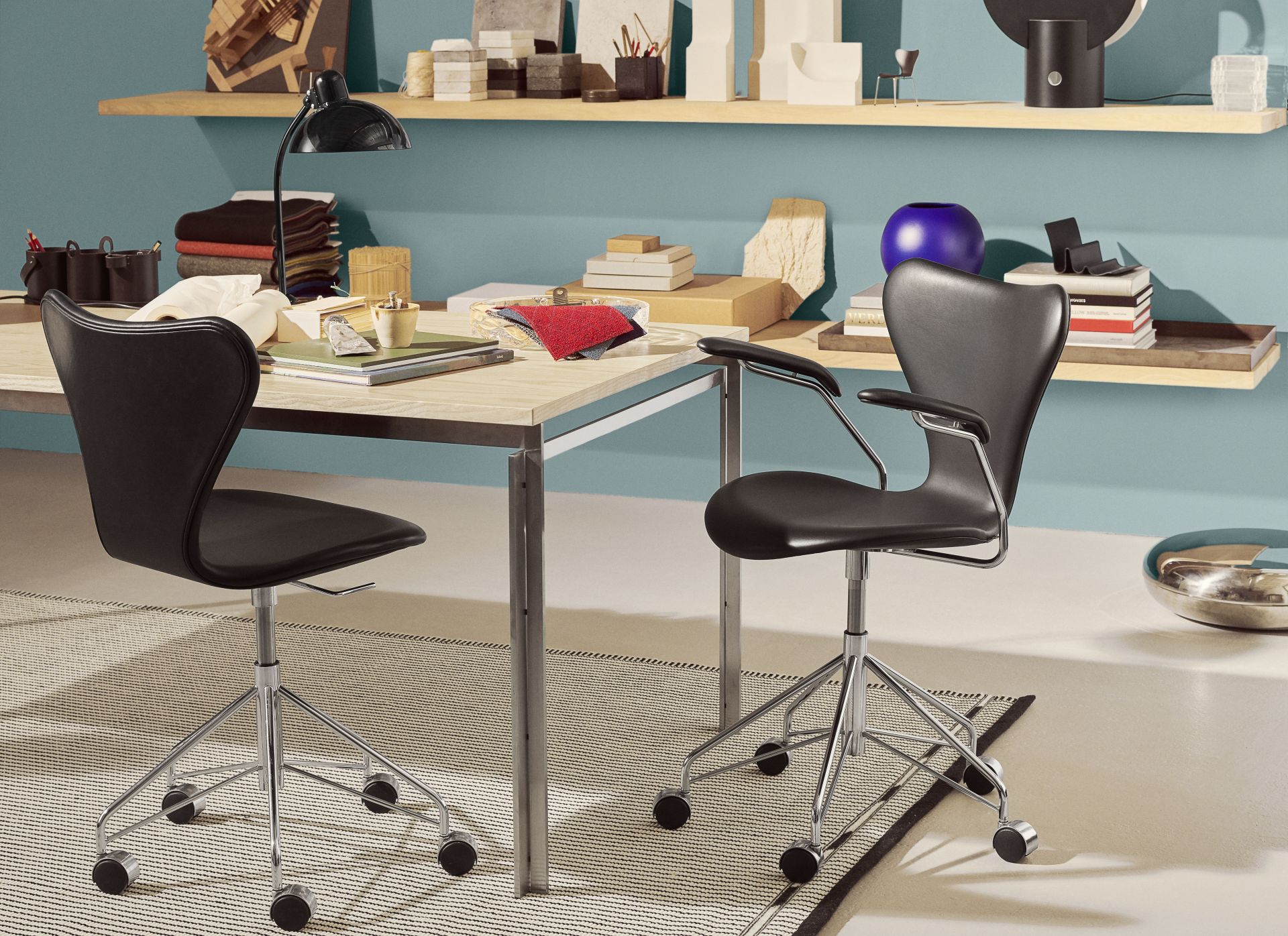 Schwarzer Siebener Armlehnendrehstuhl von Fritz Hansen, modernes Design für Büro oder Homeoffice.