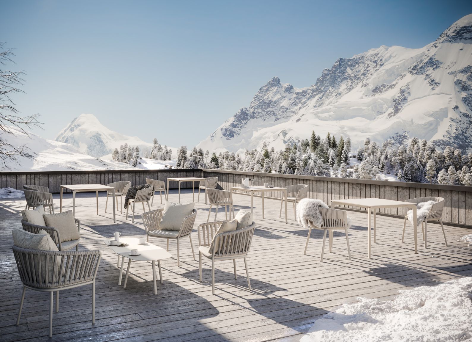 Ria Stuhl von Fast auf einer Terrasse mit Tischen und verschneiter Berglandschaft.